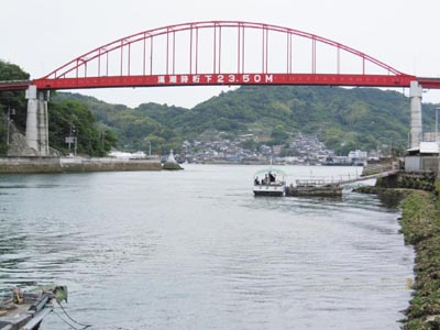 音戸大橋と渡船